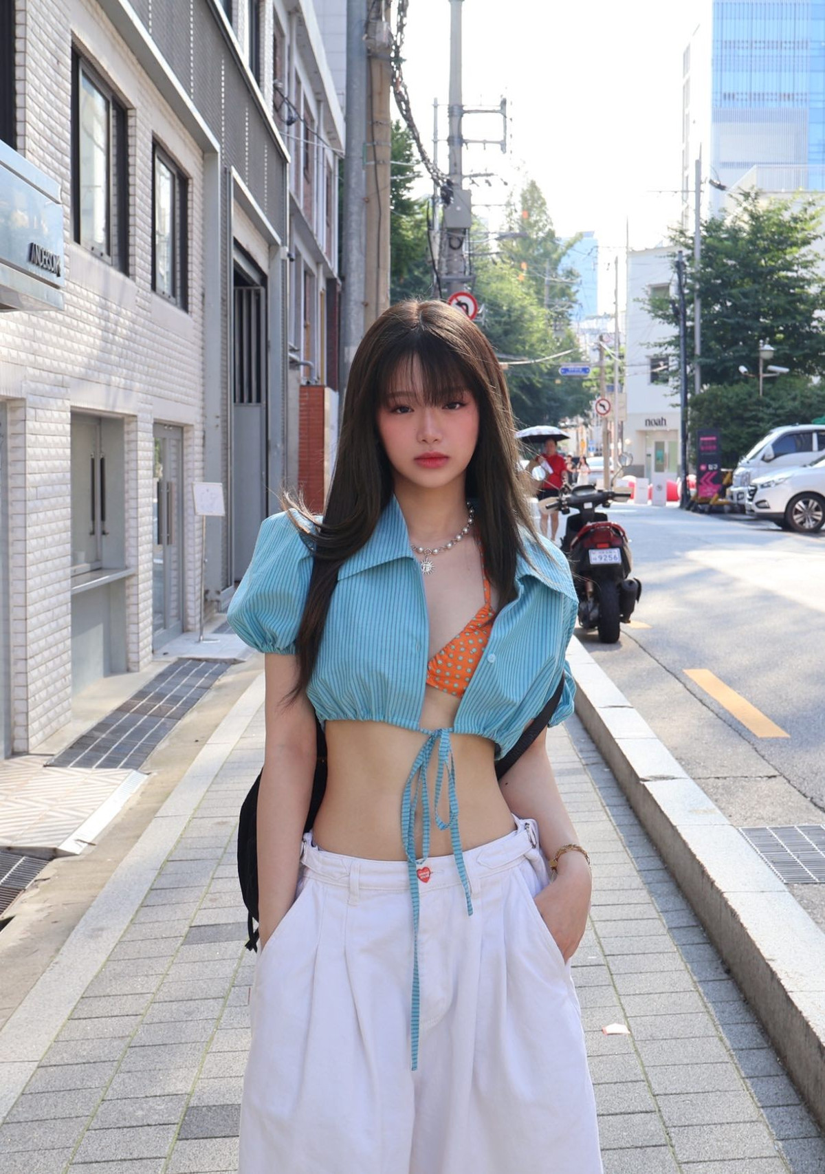 Sự thay đổi rõ nhất là thần thái của Linh Ka tự tin, nổi bật và cuốn hút hơn rất nhiều so với hình ảnh ngây thơ của những năm trước.