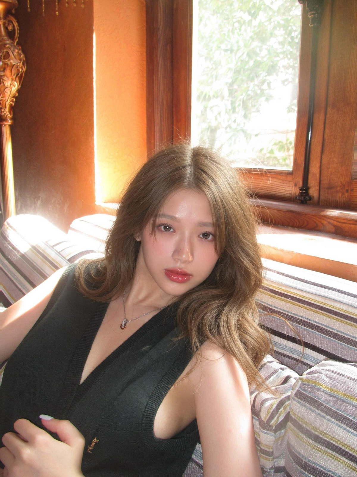 Qua loạt ảnh được chia sẻ thời gian gần đây, có thể thấy Linh Ka sở hữu vẻ đẹp nổi bật với đường nét gương mặt mềm mại, ánh nhìn cuốn hút và phong cách thời trang linh hoạt.