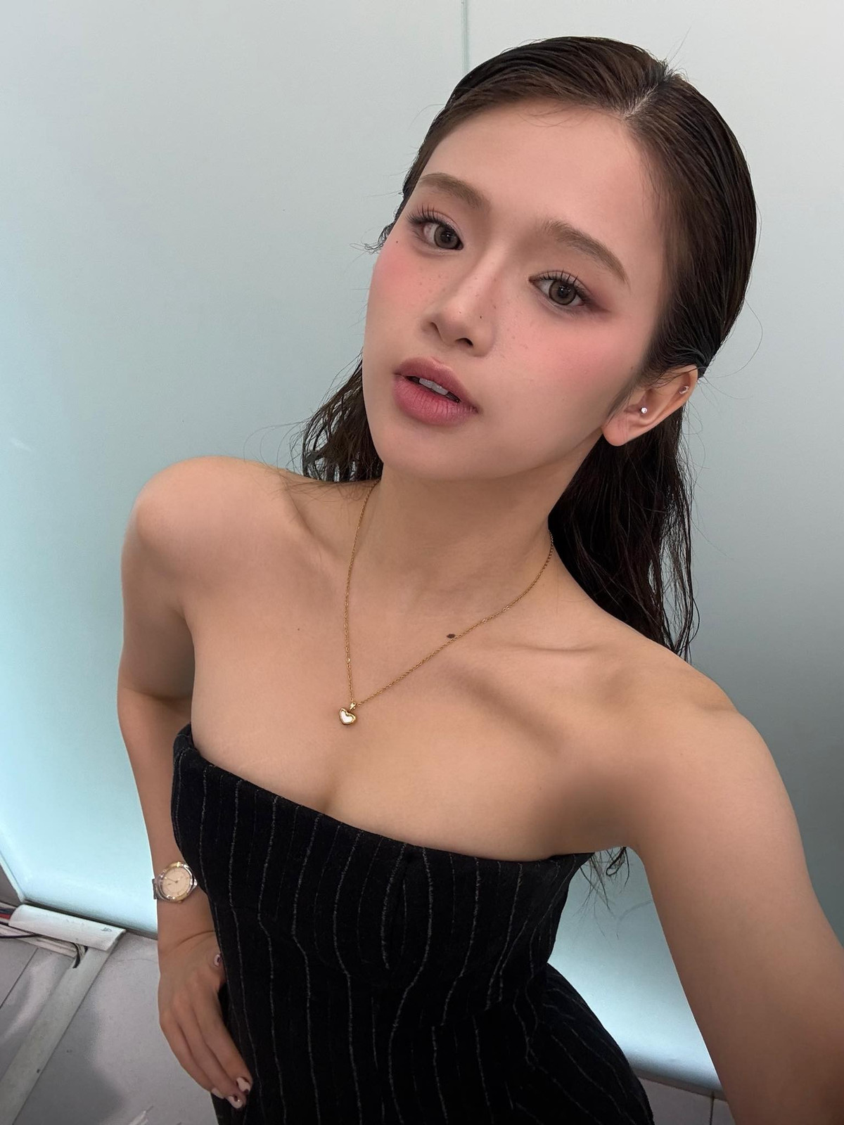 Linh Ka tên thật là Chu Diệu Linh, sinh năm 2002 tại Hà Nội. Cô bắt đầu được biết đến từ năm 2017 với loạt clip hát nhép, vũ đạo dễ thương. Khi đó, hình ảnh cô bé 15 tuổi nhanh chóng tạo thành hiện tượng mạng, lọt top 10 nhân vật được tìm kiếm nhiều nhất Google Việt Nam năm 2017.