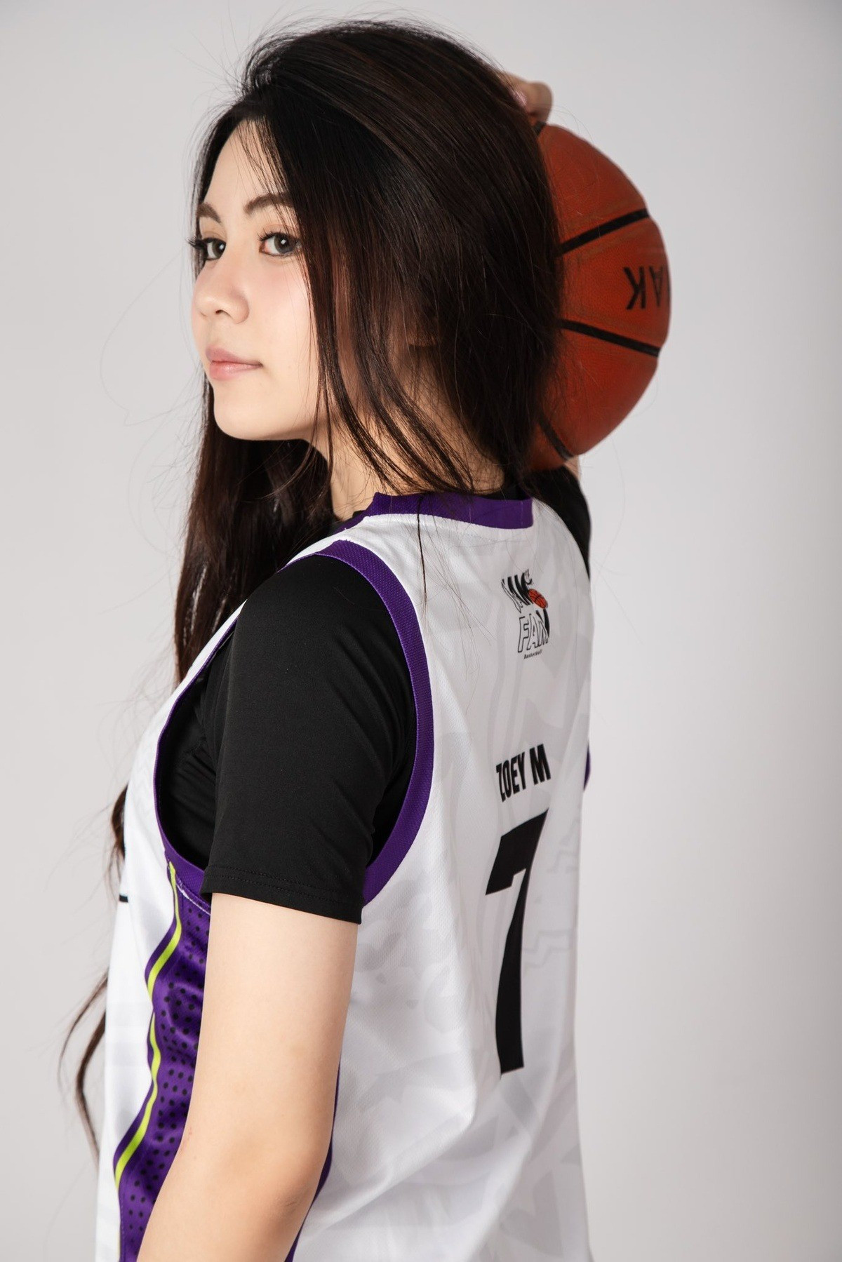 Khoác trên mình trang phục thể thao khỏe khoắn, con gái út MC Quyền Linh gây ấn tượng với vóc dáng cao ráo, sự linh hoạt trong từng pha di chuyển cùng tinh thần tập trung cao độ trên sân đấu. Hình ảnh ấy cho thấy một Hạt Dẻ hoàn toàn khác: tự tin, bản lĩnh và tràn đầy nhiệt huyết của tuổi trẻ.