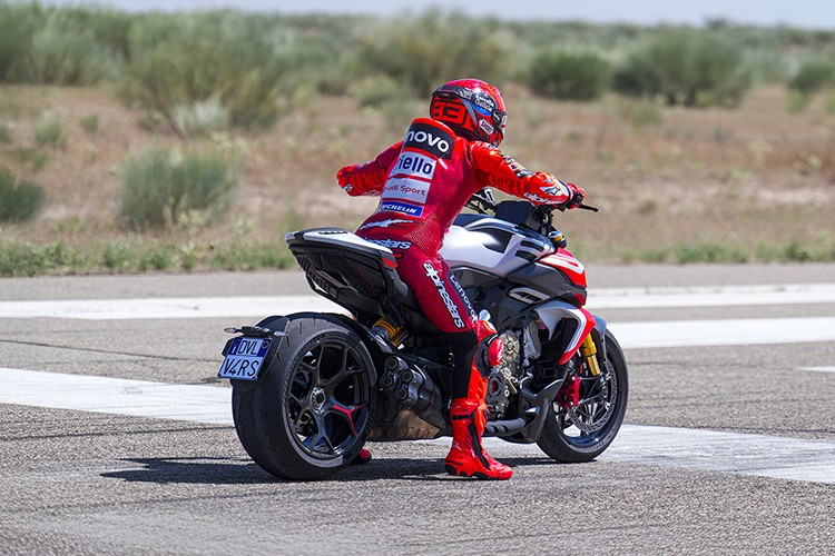 Điểm đặc biệt của Diavel V4 RS là bộ lốp Diablo Rosso IV mới của Pirelli, với kích thước 240/45, mang lại độ bám tuyệt vời khi tăng tốc, bám đường tốt khi vào cua. Ohlins cung cấp hệ thống treo với phuộc hành trình ngược NIX30 đường kính 48 mm, cùng với giảm xóc sau STX46 monoshock, cả hai đều có thể điều chỉnh hoàn toàn.