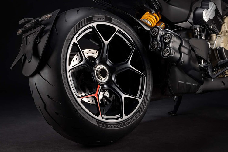 Khi bật chế độ Race, màn hình sẽ có thêm chức năng Track Infomode (giống với Panigale V4 và Streetfighter V4). Ducati Diavel V4 RS 2026 có 3 cấp độ cho hệ thống hỗ trợ lái - Ducati Power Launch (DPL), hệ thống kiểm soát bốc đầu (Wheelie control) và kiểm soát độ bám đường (Traction control) sẽ tự động được kích hoạt và duy trì khi xe vào số 3.