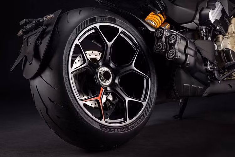 Khi bật chế độ Race, màn hình sẽ có thêm chức năng Track Infomode (giống với Panigale V4 và Streetfighter V4). Ducati Diavel V4 RS 2026 có 3 cấp độ cho hệ thống hỗ trợ lái - Ducati Power Launch (DPL), hệ thống kiểm soát bốc đầu (Wheelie control) và kiểm soát độ bám đường (Traction control) sẽ tự động được kích hoạt và duy trì khi xe vào số 3.