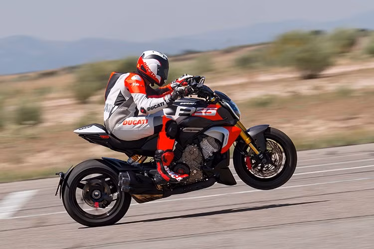 Diavel V4 RS nhẹ hơn 3 kg so với mẫu Diavel V4 tiêu chuẩn (236 kg), nhờ các bộ phận bằng sợi carbon và titan, cùng với việc lắp đặt pin lithium-ion nhẹ. Tại châu Âu, Ducati Diavel V4 RS dự kiến có mặt từ tháng 12/2025 và các thị trường khác sẽ bắt đầu từ tháng 1/2026.