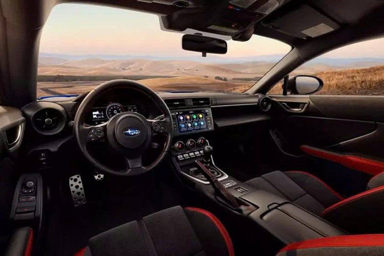 Hệ thống điều hòa tự động hai vùng, chìa khóa thông minh và nút bấm khởi động cũng là trang bị tiêu chuẩn, cùng với các nút điều khiển sưởi ghế hai chế độ và màn hình thông tin giải trí cảm ứng 8,0 inch. Hộp số tự động biến mô là tùy chọn, đắt hơn 850 đô la so với hộp số sàn tiêu chuẩn.