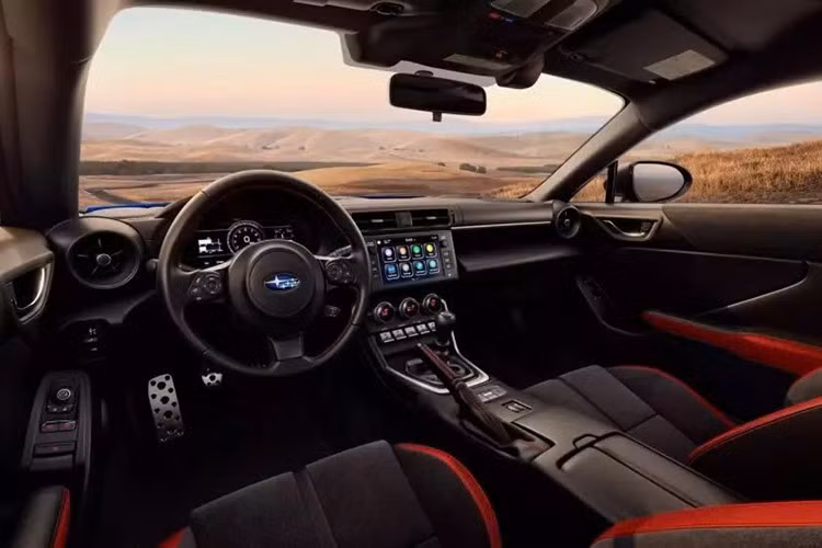 Hệ thống điều hòa tự động hai vùng, chìa khóa thông minh và nút bấm khởi động cũng là trang bị tiêu chuẩn, cùng với các nút điều khiển sưởi ghế hai chế độ và màn hình thông tin giải trí cảm ứng 8,0 inch. Hộp số tự động biến mô là tùy chọn, đắt hơn 850 đô la so với hộp số sàn tiêu chuẩn.