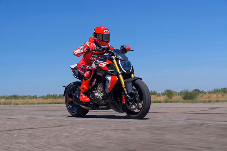 Hệ thống phanh của Diavel V4 RS được lấy trực tiếp từ siêu mô tô Panigale V4, với đĩa đường kính 330 mm và kẹp phanh Brembo Stylema monobloc ở phía trước và đĩa đơn 265 mm với kẹp phanh Brembo nổi ở phía sau.