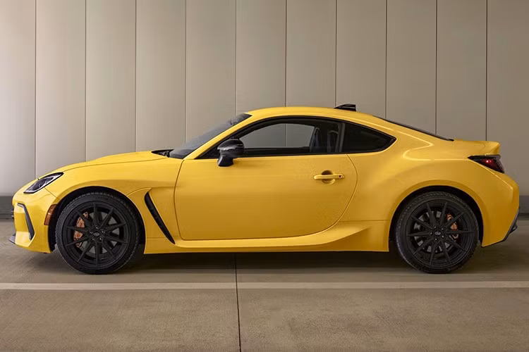 Giá niêm yết không bao gồm phí vận chuyển, cộng thêm 1.195 USD ở hầu hết các tiểu bang hoặc 1.345 USD ở Alaska. Subaru of America đã ngừng sản xuất phiên bản Premium vì doanh số kém cho năm sản xuất 2025. Chỉ có chưa đến 1/10 xe được phân phối với phiên bản Premium, điều này cho thấy Subaru of America hoàn toàn đúng khi loại bỏ phiên bản cơ sở.