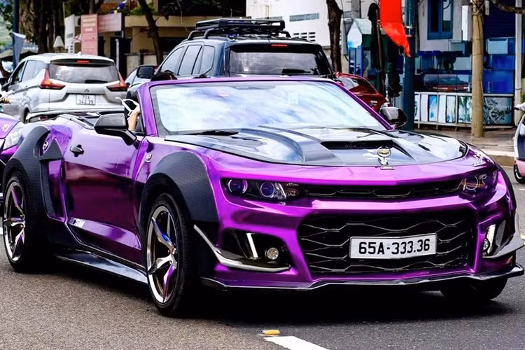 Mới đây, một dàn xe thể thao và xe sang vừa xuất hiện trên đường phố Vũng Tàu, Tp.HCM nhưng tâm điểm của sự chú ý này chính là mẫu xe Chevrolet Camaro mui trần của đại gia Cần Thơ. Với body kit độ lạ mắt, biển tứ quý của Cần Thơ và quan trọng, màu tím sến súa đã ngay lập tức thu hút sự chú ý của người đi đường ở phường Vũng Tàu, Tp.HCM.