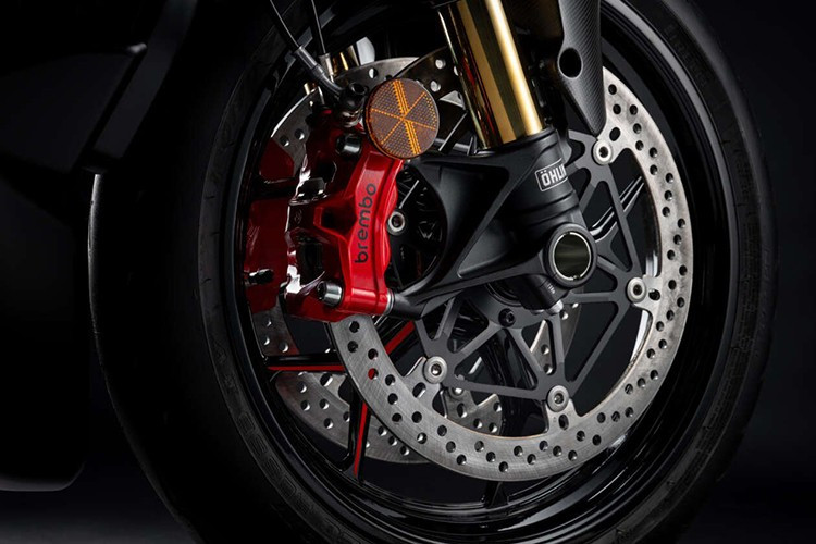 Các chế độ công suất, gồm: High (Cao) áp dụng cho chế độ Sport và Race với phản ứng ga nhạy bén, Medium (Trung bình) cho chế độ Touring với ga mượt mà hơn và Low (Thấp) cho chế độ Rain (công suất bị giới hạn ở 114 mã lực). Gói điều khiển điện tử gồm đồ hoạ bảng điều khiến mới có màn hình khởi động đặc trưng.