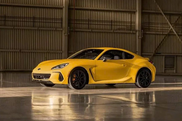 Tin vui cho tất cả những điều này là giá của phiên bản Limited và tS vẫn giữ nguyên so với các mẫu xe 2025. Ngoài Limited và tS, khách hàng tiềm năng còn được giới thiệu một phiên bản đặc biệt mới, được phân biệt bởi màu sơn. Với màu sơn Sunrise Yellow, BRZ Series Yellow có giá khởi điểm 39.360 đô la (khoảng 1,030 tỷ đồng).