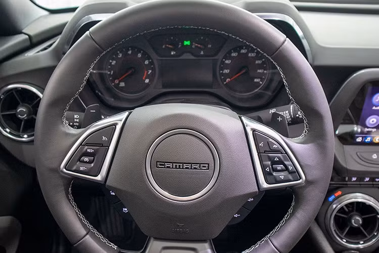 Những tiện nghi khác trên Chevrolet Camaro đời 2019 mui trần của đại gia Cần Thơ gồm: Hệ thống điều hoà tự động, kính cửa 1 chạm, mui xếp đóng/mở chỉ khoảng 17 giây, phanh tay điện tử, nút bấm khởi động...