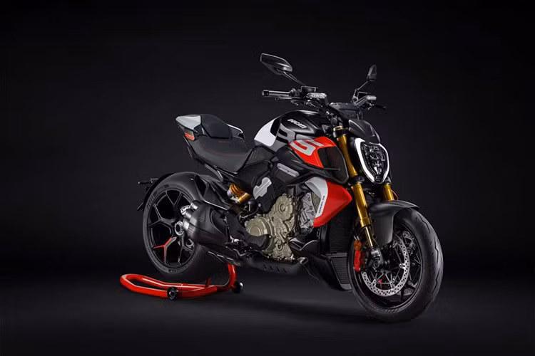 Ducati Diavel V4 RS là siêu môtô thương mại nhanh nhất từng được Ducati chế tạo, và nhà vô địch MotoGP tay đua Marc Márquez đã cầm lái Diavel V4 RS thực hiện pha tăng tốc từ 0-100 km/h trong 2,5 giây.