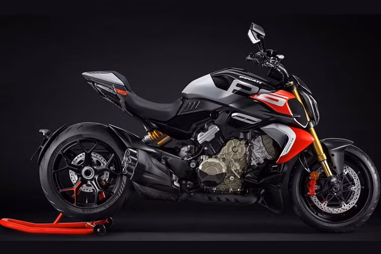 Sức mạnh của Ducati Diavel V4 RS 2026 mới đến từ khối động cơ hiệu suất cao của Ducati mang tên "Desmosedici Stradale V4" với 4 xi-lanh góc đặt 90 độ; lấy cảm hứng từ động cơ đua MotoGP, trang bị trên dòng xe thể thao hiệu suất cao (Panigale V4 và Streetfighter V4).