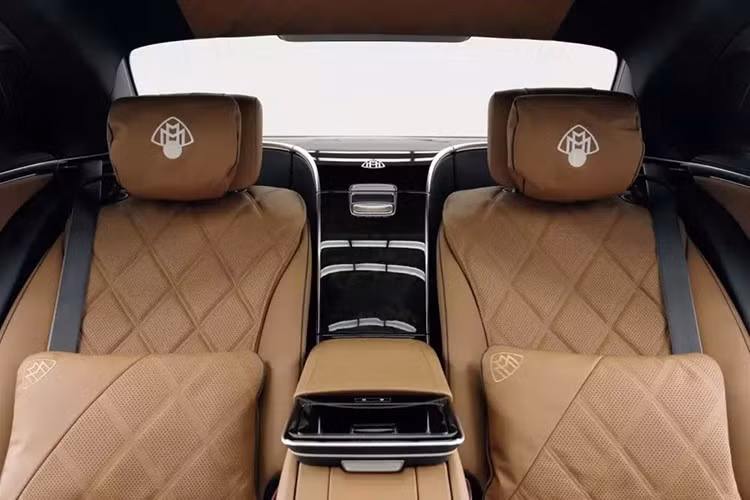 Bên trong, phiên bản V12 Edition tiếp tục duy trì sự độc quyền và sang trọng này. Da Nappa màu nâu yên ngựa kết hợp với ốp gỗ óc chó Burr, trải dài khắp cabin, bao gồm cả vô lăng được chế tác thủ công.