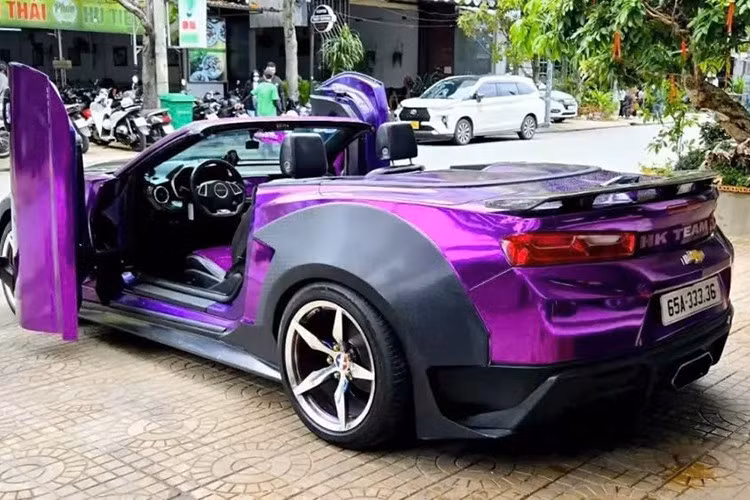 Tiếp đến là body kit xe, các vòm bánh xe của chiếc xe thể thao Chevrolet Camaro mui trần này được đắp thêm các tấm ốp, giúp xe trở nên hầm hố theo gói độ thân rộng, tiếp theo là cánh lướt gió phía trước với điểm nhấn, 2 bên đầu xe có thêm vây cá lớn.