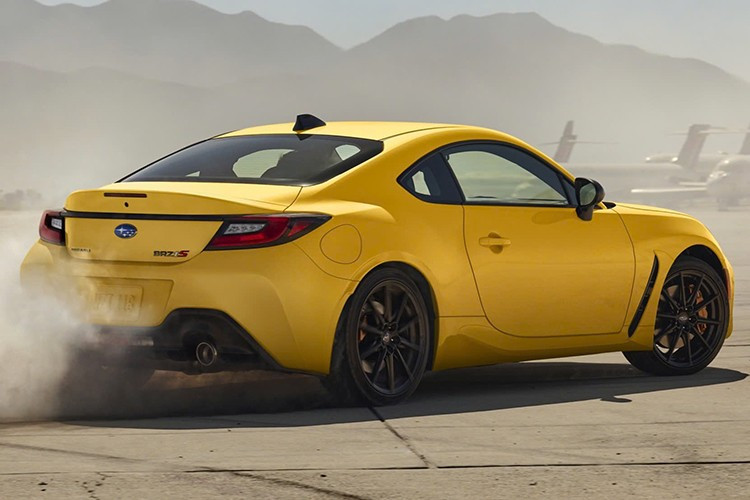 Subaru BRZ 2026 phiên bản Limited, khách hàng được trang bị nội thất Ultrasuede đen, đường chỉ khâu màu đỏ, ốp da màu đỏ, và công nghệ hỗ trợ người lái EyeSight với cảnh báo khởi động xe phía trước.