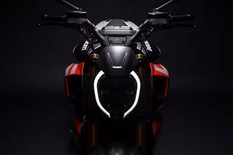 Khối động cơ 4 xi-lanh, dung tích 1.103 cc đạt tiêu chuẩn Euro 5+. Đồng thời hệ thống van desmodromic, đánh lửa Twin Pulse và bộ lọc gió Sprintfilter P08 có độ thẩm thấu cao. Công suất 182 mã lực tại vòng tua 13.500 vòng/phút với vòng tua giới hạn ở số 1 là 14.000 vòng/phút.