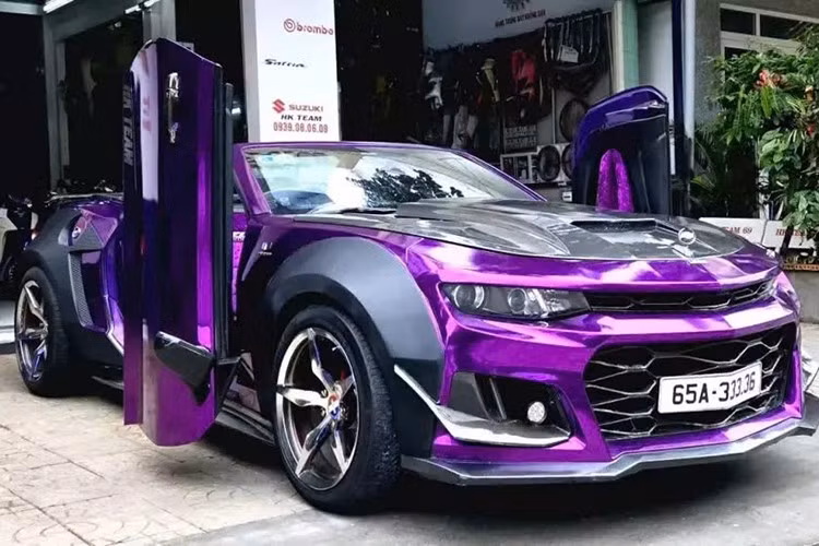 Chevrolet Camaro mui trần được trang bị động cơ 4 xi-lanh, tăng áp, dung tích 2.0 lít, sản sinh công suất tối đa 275 mã lực và mô-men xoắn cực đại 400 Nm. Động cơ này kết hợp cùng hộp số tự động 10 cấp mới,