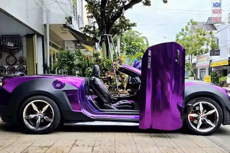 Cụ thể, Chủ nhân Chevrolet Camaro mui trần đã chọn cửa cắt kéo Koenigsegg cho xe thể thao này, đã làm cho ngoại hình xe rất bắt mắt khi mở cửa, thợ Sài thành làm hết công đoạn từ lên ý tưởng, cho ra bản vẽ, đến thực hiện bản lề... thành quả cũng rất ấn tượng.