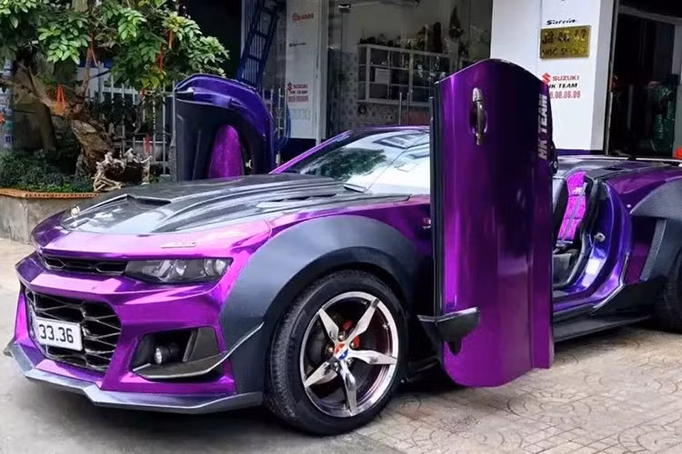 Chevrolet Camaro mui trần có khả năng tăng tốc từ vị trí xuất phát lên 100 km/h trong thời gian 5,6 giây. Trên thị trường xe đã qua sử dụng hiện nay, Chevrolet Camaro đời 2019 có giá dao động khoảng hơn 2 tỷ đồng.