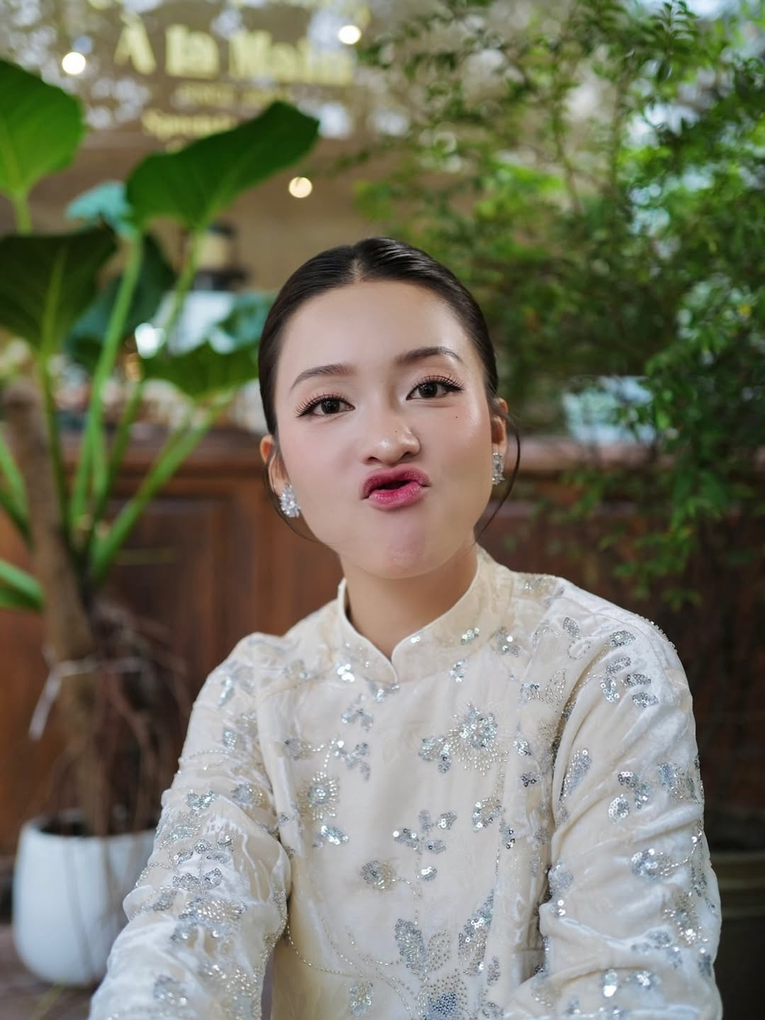 Dù không tạo dáng cầu kỳ, chính sự tự nhiên và phong thái nhẹ nhàng đã giúp nữ diễn viên nổi bật giữa không gian xanh mướt của cây cối, khiến người xem dễ dàng liên tưởng đến hình ảnh người con gái Việt Nam truyền thống, thanh lịch và tinh tế.