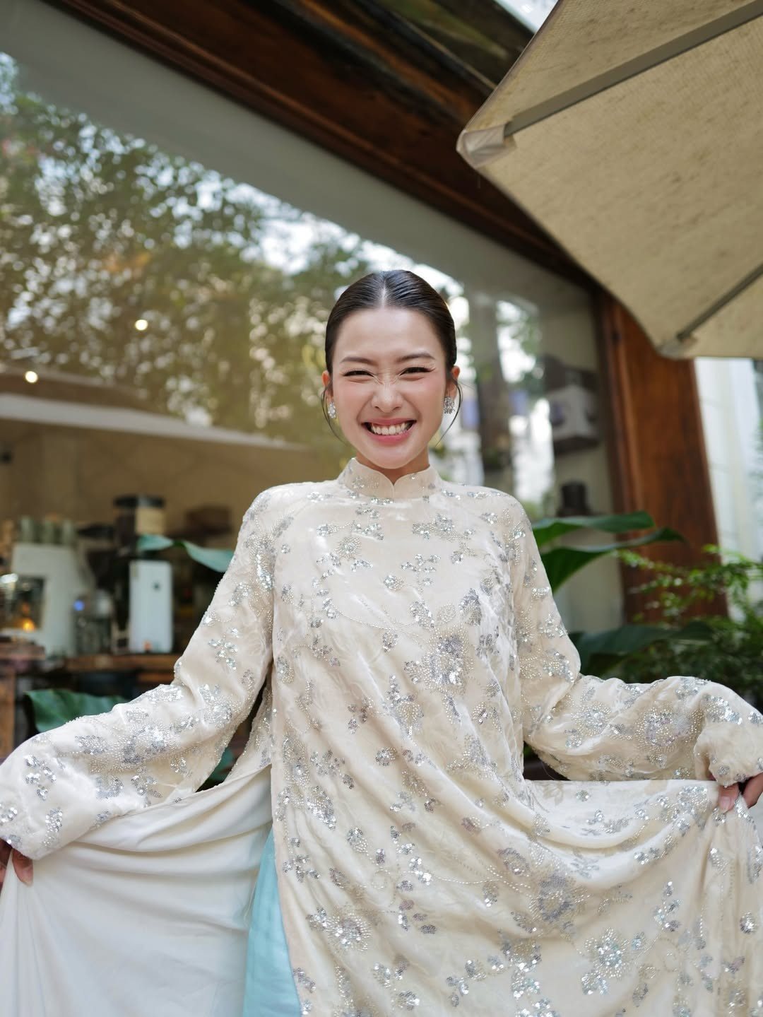 View - Khả Ngân diện áo dài dịu dàng, khoe nhan sắc trong trẻo và vóc dáng nuột nà | Báo Tri thức và Cuộc sống - TIN TỨC PHỔ BIẾN KIẾN THỨC 24H