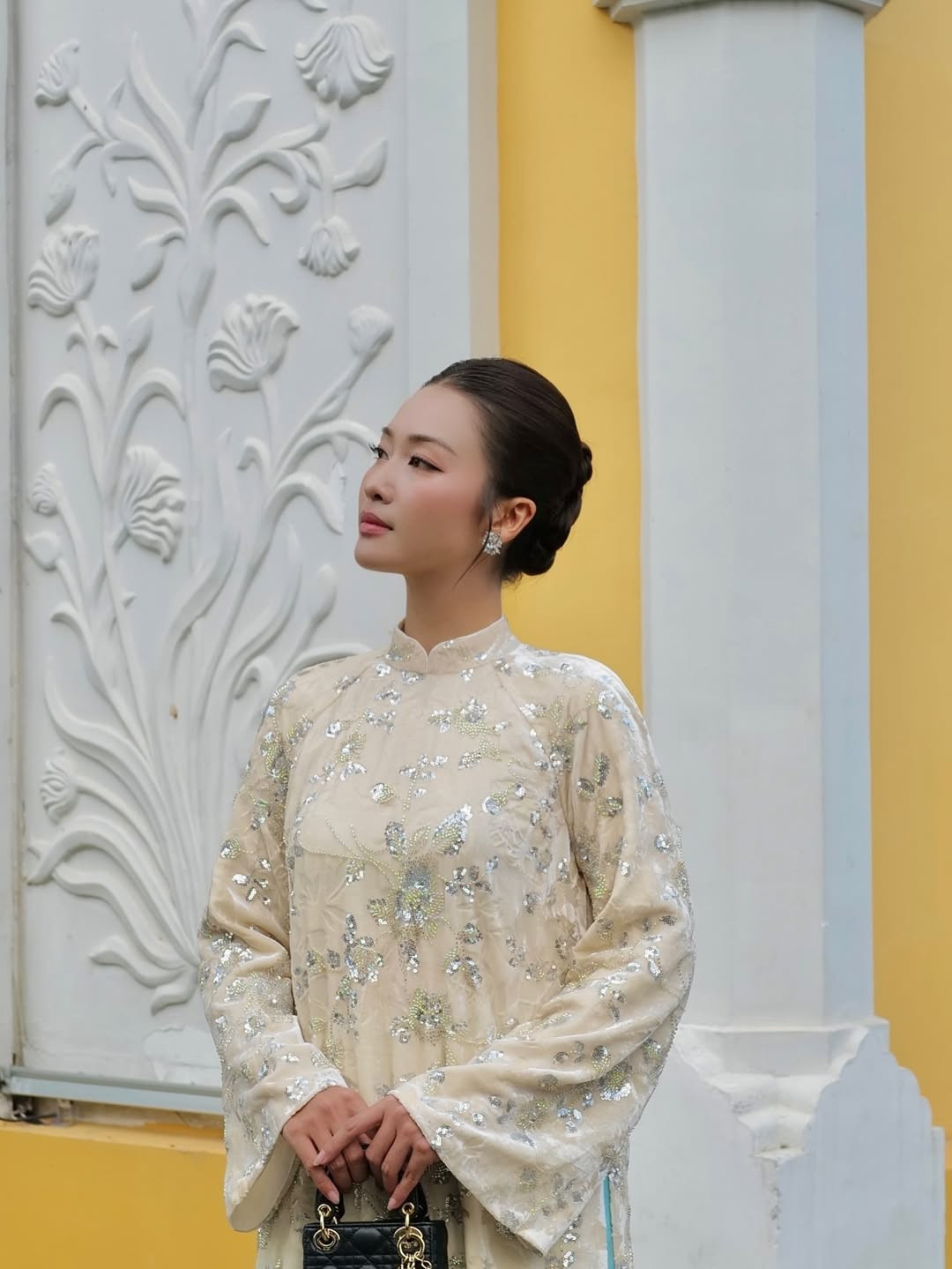 Sau giai đoạn gây chú ý trên mạng xã hội, Khả Ngân dần chuyển hướng sang con đường diễn xuất từ năm 2014. Cô tham gia nhiều dự án phim điện ảnh và truyền hình như Lật mặt 2, Cao thủ ẩn danh, 100 ngày bên em, từng bước khẳng định sự nghiêm túc và nỗ lực với nghề.