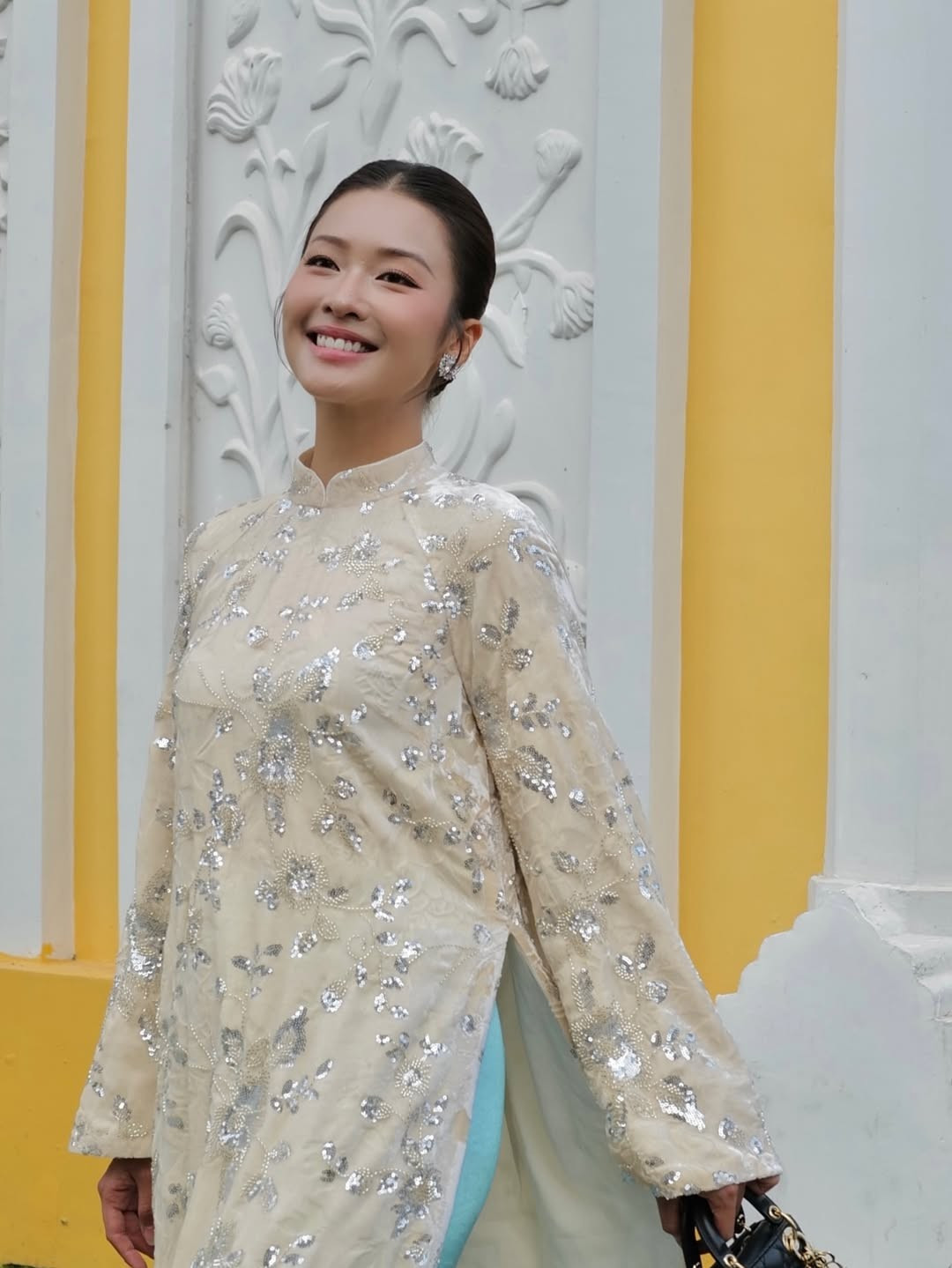 View - Khả Ngân diện áo dài dịu dàng, khoe nhan sắc trong trẻo và vóc dáng nuột nà | Báo Tri thức và Cuộc sống - TIN TỨC PHỔ BIẾN KIẾN THỨC 24H