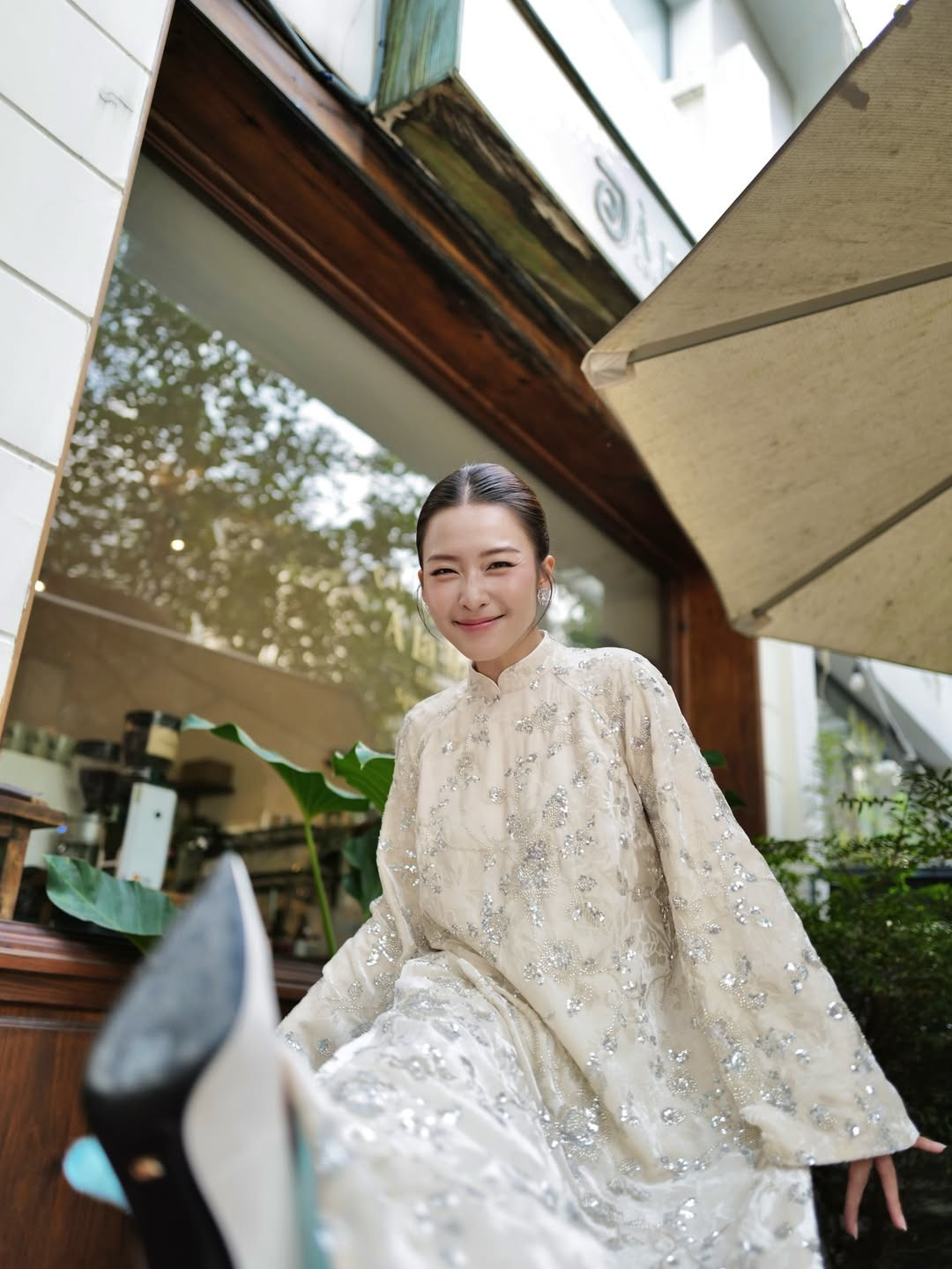 Bước ngoặt lớn trong sự nghiệp của nữ diễn viên đến vào năm 2018 khi Khả Ngân đảm nhận vai nữ chính trong Hậu duệ mặt trời phiên bản Việt. Vai diễn này giúp cô đến gần hơn với khán giả đại chúng và mở ra nhiều cơ hội mới trong sự nghiệp.