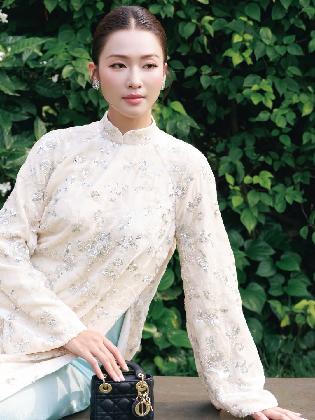 Điểm nhấn trong diện mạo của Khả Ngân còn đến từ thần thái dịu dàng và gương mặt xinh đẹp không góc chết. Làn da mịn màng, trắng hồng cùng những đường nét hài hòa giúp cô toát lên vẻ đẹp trong sáng, thuần khiết.