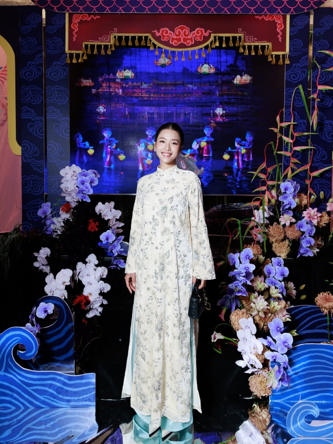 Ở từng góc chụp, Khả Ngân đều mang đến cảm giác rất khác: khi thì e ấp, dịu dàng trong dáng đứng nghiêng, lúc lại toát lên nét nền nã, đằm thắm khi nhìn xa xăm.