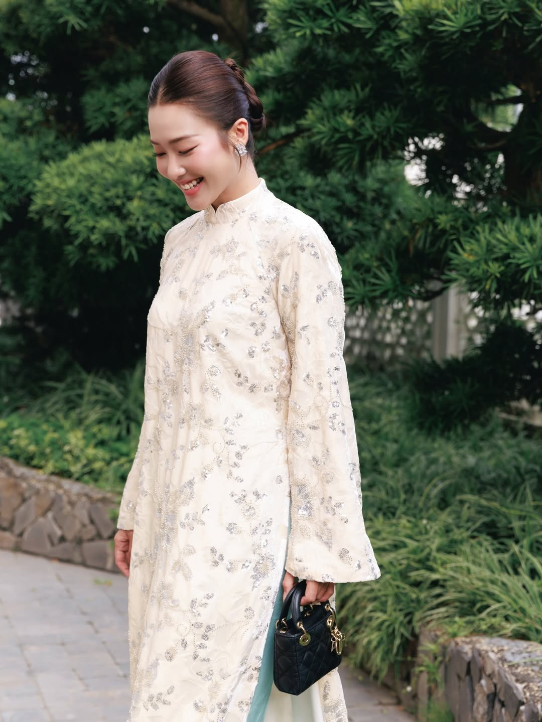 View - Khả Ngân diện áo dài dịu dàng, khoe nhan sắc trong trẻo và vóc dáng nuột nà | Báo Tri thức và Cuộc sống - TIN TỨC PHỔ BIẾN KIẾN THỨC 24H