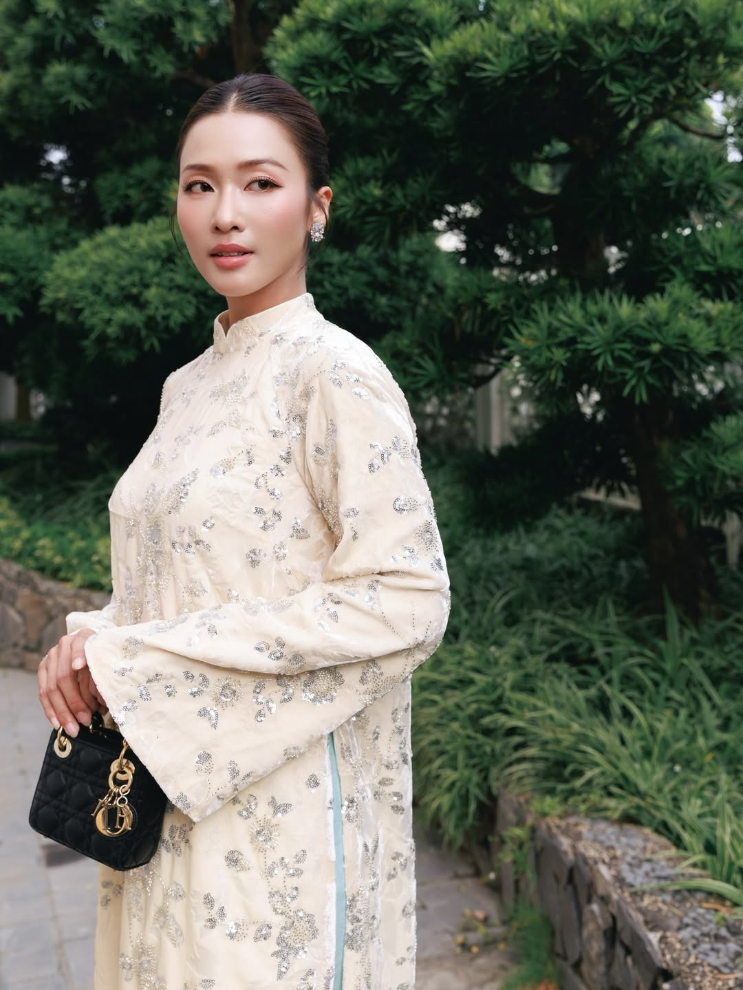 Kiểu tóc búi gọn gàng, trang điểm nhẹ nhàng với gam màu tự nhiên càng làm nổi bật gương mặt thanh tú, đôi mắt trong veo và nụ cười tươi tắn – những yếu tố đã trở thành “thương hiệu” của nữ diễn viên trong lòng khán giả.