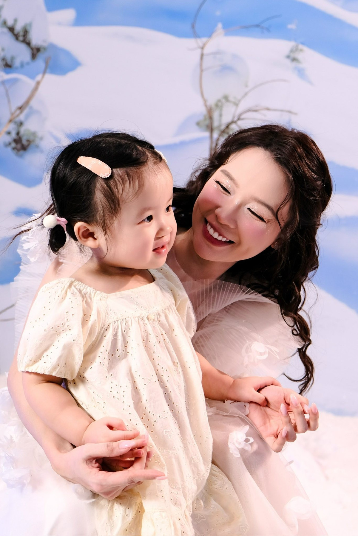 Sam, tên thật Nguyễn Hà My, sinh ngày 28/10/1990, là một trong những hot girl đời đầu nổi bật của showbiz Việt. Cô bắt đầu được chú ý khi đăng quang Ngôi sao thời trang 2008, từ đó trở thành gương mặt quen thuộc trong làng mẫu ảnh.