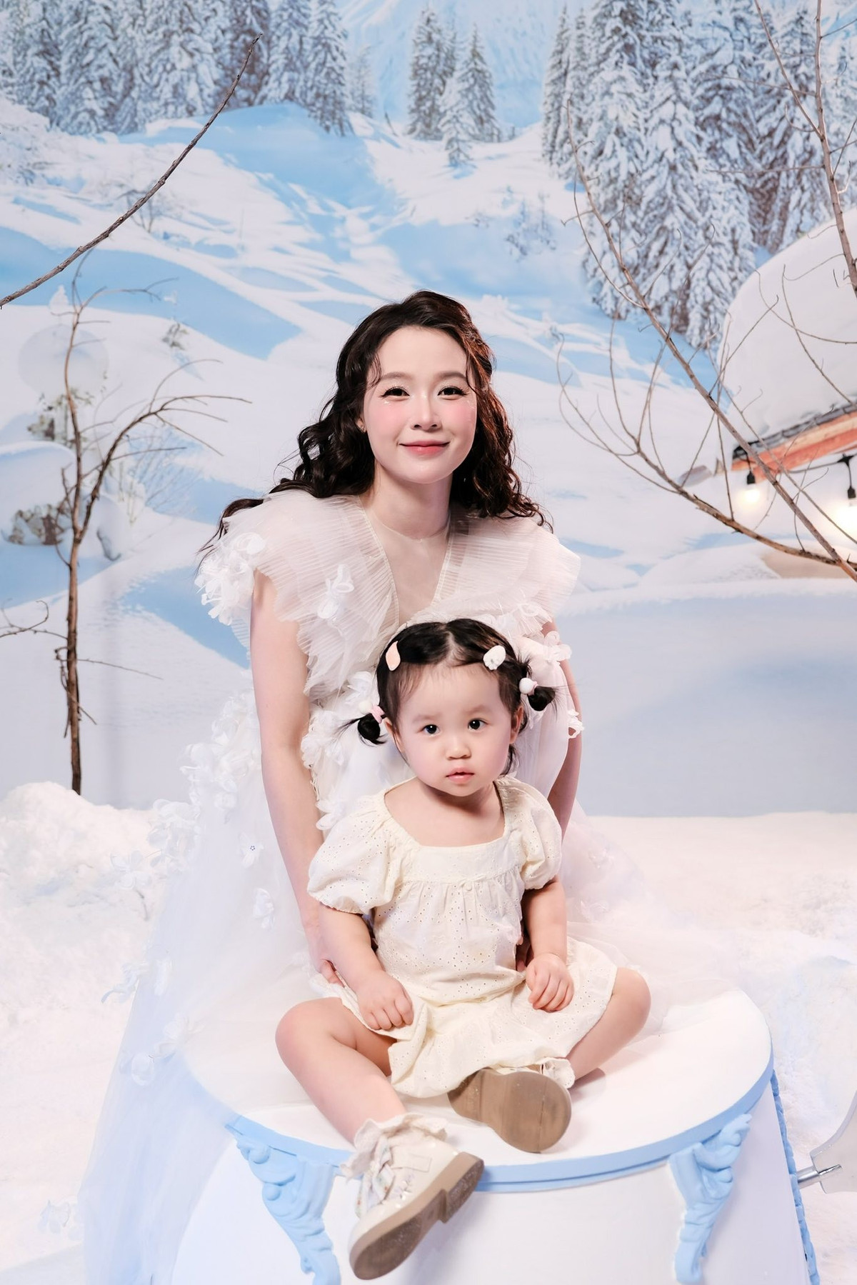 Khung hình ấm áp, trong trẻo không chỉ ghi lại khoảnh khắc gắn kết tình mẫu tử mà còn cho thấy nhan sắc ngày càng mặn mà, trẻ trung của Sam sau khi làm mẹ.