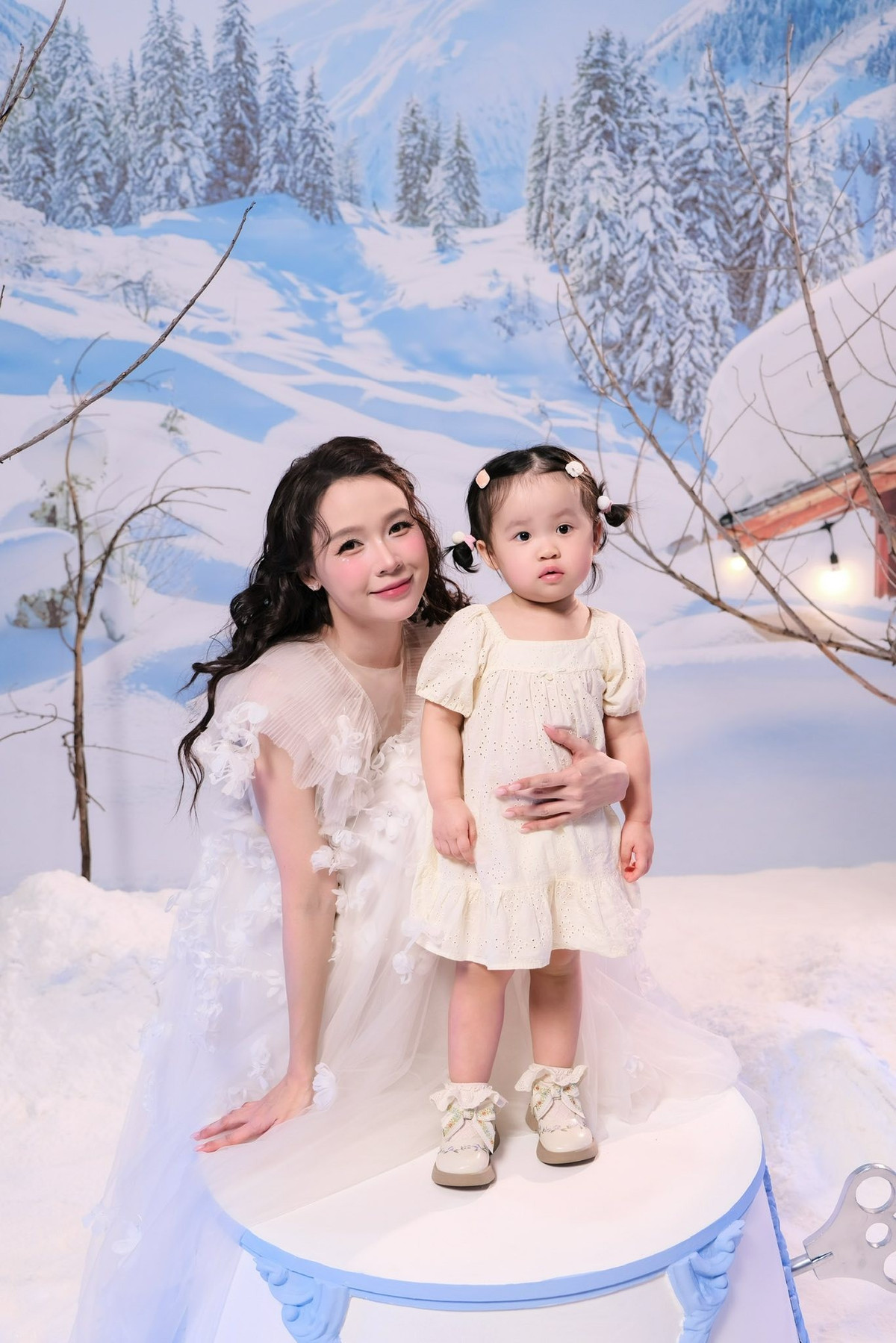 Dù không cần tạo dáng cầu kỳ, chỉ với nụ cười ấm áp và ánh mắt trìu mến hướng về con gái, Sam vẫn toát lên sức hút rất riêng.