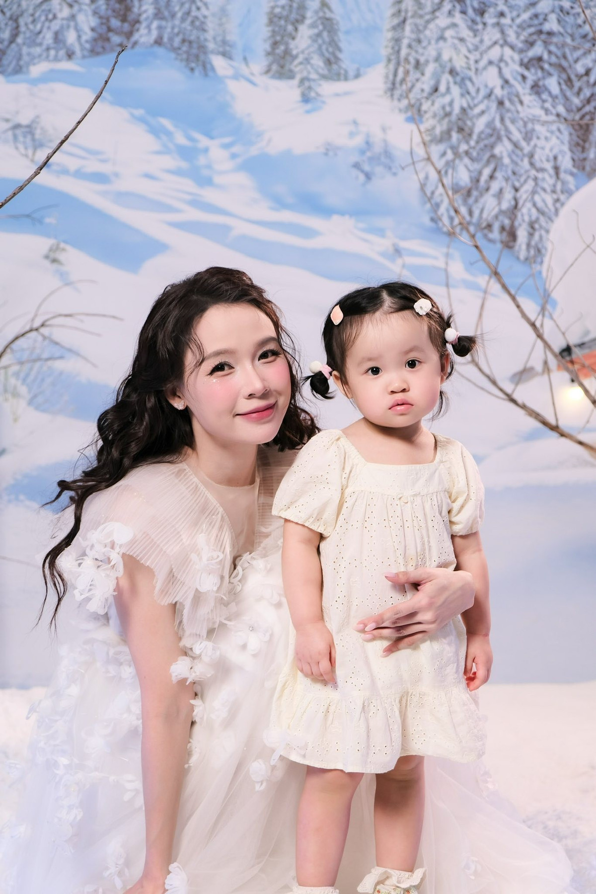 Trong bộ váy tông trắng – kem mềm mại, Sam xuất hiện với diện mạo dịu dàng, nữ tính. Làn da mịn màng, gương mặt rạng rỡ cùng lối trang điểm trong veo giúp nữ MC – diễn viên ghi điểm tuyệt đối. Mái tóc uốn nhẹ, buông tự nhiên càng tôn lên nét thanh tú, phúc hậu của “mẹ bỉm” hai con.