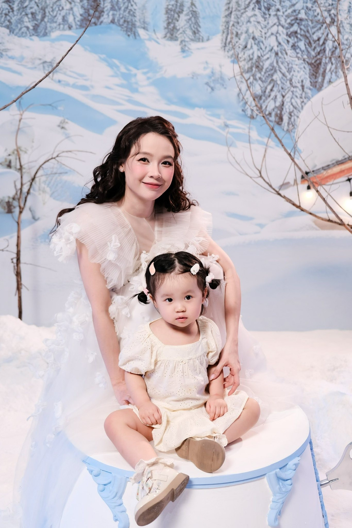 Ở mảng diễn xuất, Sam ghi dấu ấn qua các dự án truyền hình và điện ảnh như Cô Thắm về làng, Siêu sao siêu ngố, để lại hình ảnh một diễn viên duyên dáng, gần gũi. Bên cạnh đó, cô còn là MC được yêu mến qua các chương trình như Sàn đấu ca từ, nhờ lối dẫn tự nhiên, hoạt ngôn.