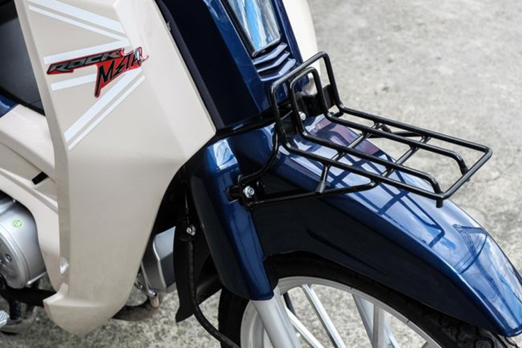 Điều này là một đặc điểm độc đáo thường thấy trên các dòng xe gia đình trên mẫu xe này chính là phía trước có ba ga để gắn giỏ giống như các dòng xe máy thập niên 90 về VIệt Nam.