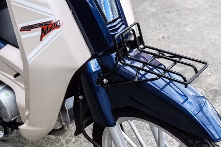 Điều này là một đặc điểm độc đáo thường thấy trên các dòng xe gia đình trên mẫu xe này chính là phía trước có ba ga để gắn giỏ giống như các dòng xe máy thập niên 90 về VIệt Nam.