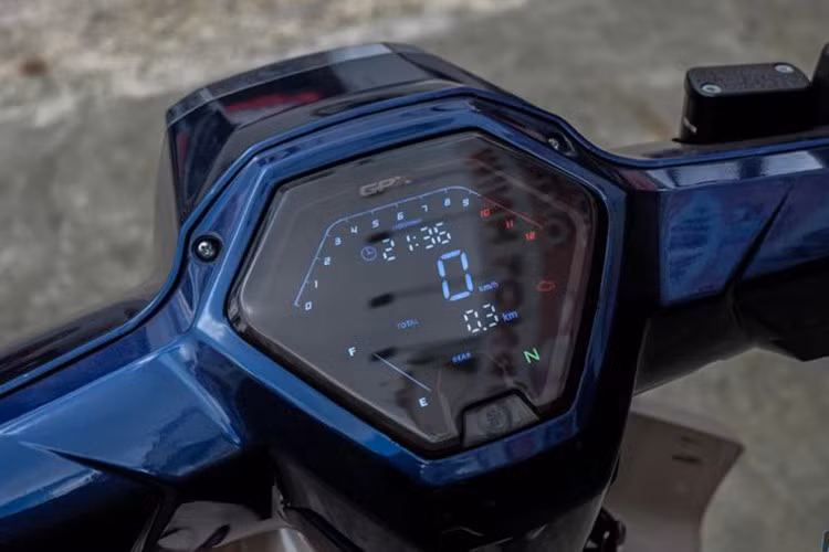 Một điểm đặc biệt khác trên GPX Rock 110 là bảng đồng hồ số khá lớn, hiển thị rõ ràng thông tin như thời gian, tốc độ, mức nhiên liệu và đèn báo rẽ.