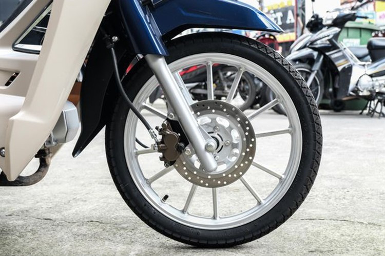 GPX Rock 110 sử dụng hệ thống treo trước dạng phuộc ống lồng cơ bản, kết hợp cùng với giảm xóc Twin Shock Up ở phía sau có thể điều chỉnh 2 chế độ.