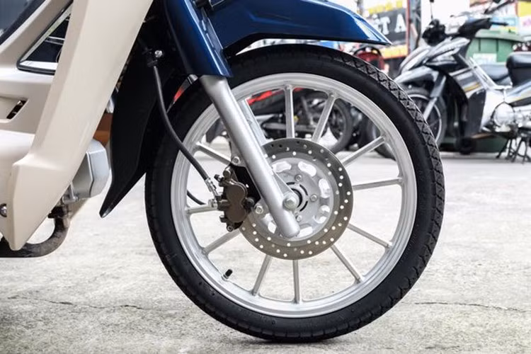 GPX Rock 110 sử dụng hệ thống treo trước dạng phuộc ống lồng cơ bản, kết hợp cùng với giảm xóc Twin Shock Up ở phía sau có thể điều chỉnh 2 chế độ.