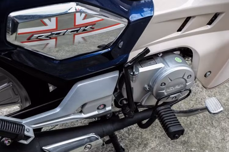 Về mặt an toàn, GPX Rock 110 được trang bị phanh đĩa 220 mm 2 piston cho bánh trước và phanh đùm ở bánh sau.