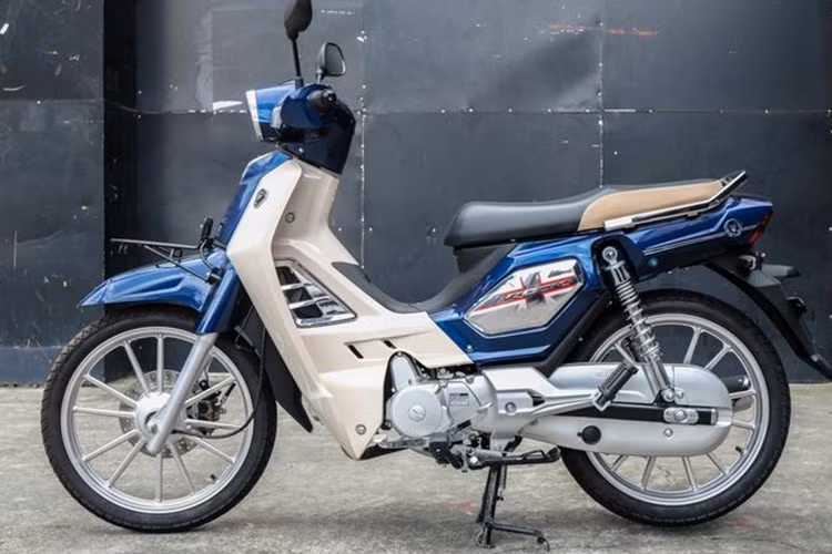 Về thiết kế ngoại thất, GPX Rock 110 sở hữu ghi-đông liền khối, đèn pha vuông cổ điển, yên liền phẳng và thân xe thuôn dài. Rock 110 có chiều dài cơ sở 1.230 mm với chiều dài tổng thể 1.920 mm, rộng 730 mm và cao 1.090 mm.