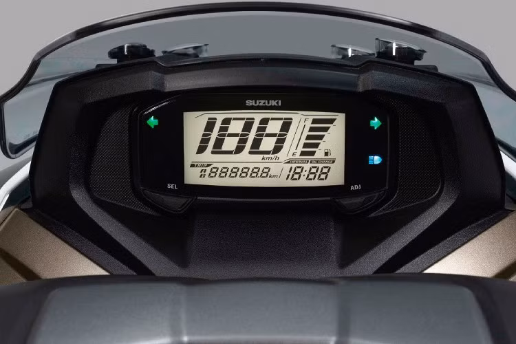 Khóa xe dạng tiêu chuẩn có thêm hệ thống ổ khóa chống trộm key cylinder. Hộc chứa đồ phía trước có cổng sạc thiết bị di động và ngăn nhỏ có thể chứa được chai nước nhỏ.