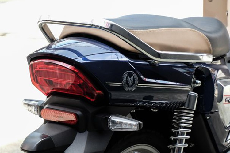 Phần tay dắt sau của GPX Rock 110 có thiết kế ống dẹp nhô cao ở phần đuôi, tạo ra diện tích lớn hơn để chở hàng hoặc lắp thêm thùng đựng.