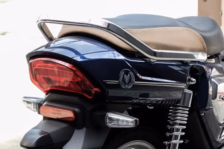 Phần tay dắt sau của GPX Rock 110 có thiết kế ống dẹp nhô cao ở phần đuôi, tạo ra diện tích lớn hơn để chở hàng hoặc lắp thêm thùng đựng.