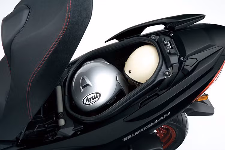 Burgman Street 125EX được trang bị giảm xóc trước ống lồng tiêu chuẩn, phía sau là Mono-Shock đặt bên hông. Phanh trước và sau đều là loại đĩa đơn thủy lực.